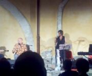 I_protagonisti_dello_spettacolo_Davanti_ad_un_fiasco_di_vin_-_Rosario_Vella_Marcello_MandreucciMarcella_Nigro_Valeria_Mila