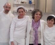 Andrea_De_Cesare_al_centro_con_il_suo_staff_e_Francesca_Mignemi_lultima_a_destra