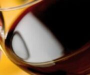 Degustazione_bicchiere_di_vino_rosso_inclinato_-_Elation