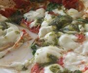 Pizza-bufala-e-pesto-di-Sorbillo
