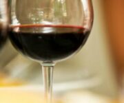 Glass_of_unidentified_red_winehp