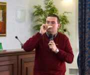 Enrico_Surra_mentre_spega_le_tecniche_di_degustazione_del_formaggio