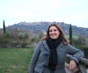 Olimpia_sullo_sfondo_Montepulciano