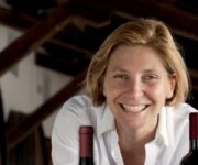 Chiara_Lungarotti_sotto_tettoia_Cantina