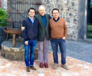 Angelo_Gaja_in_una_delle_sue_tappe_sullEtna_presso_la_cantina_Graci_tra_Alberto_Aiello_e_Giuseppe_Russo