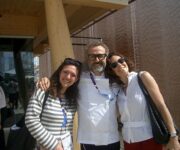 Bottura_tra_la_moglie_Lara_e_la_figlia_Alexia