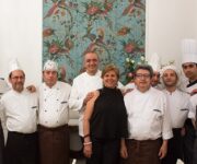 Cuttaia_con_la_brigata_di_cucina_del_Charleston_e_sig_Glorioso