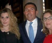 Massimo_Innocenti_tra_moglie_e_figlia