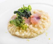 Risotto_con_cipolla_ramata_di_Montoro_sauro_bianco_affumicato_alga_croccante_al_profumo_di_limone_e_peperoncino_2