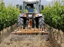 Un trattore tra i vigneti