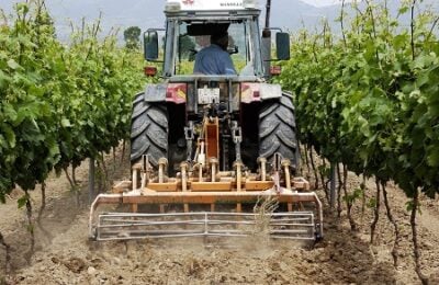 Un trattore tra i vigneti