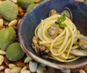 Linguine_con_Latte_di_Mandorla_e_Vongole