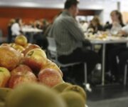 latte_e_frutta_nelle_scuole