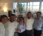 Causarano_Colombo_e_il_personale_del_nuovo_ristorante