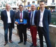 Erminio_Renato_Goria_con_la_Douja_dOr_sulle_sponde_del_Naviglio_Grande_di_Milano