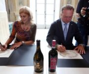 Monica_La_Cava_e_Fritz_Wieninger_firmano_il_gemellaggio