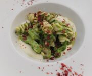 Fusilloni_e_rape_su_fonduta_di_cacio_cavallo_e_peperoni_crusco