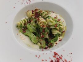 Fusilloni_e_rape_su_fonduta_di_cacio_cavallo_e_peperoni_crusco