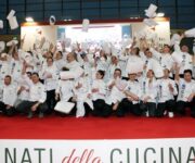 IMG_1118_Gli_chef_della_FIC_lanciano_in_alto_le_loro_berrette_bianche