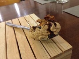 Mousse_di_ricotta_al_cotto_di_fichi_e_croccante_di_mandorle