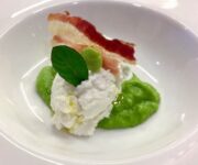 Ricotta_dei_Monti_Dauni_con_salsa_di_fave_novelle_guanciale_croccante_al_profumo_di_menta