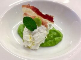 Ricotta_dei_Monti_Dauni_con_salsa_di_fave_novelle_guanciale_croccante_al_profumo_di_menta