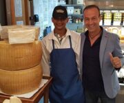 Nicola_Bertinelli_-_a_destra_-_in_un_punto_vendita_specializzato_a_New_York