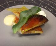 Triglia_scottata_fiorone_caramellato_crema_di_ricotta_di_pecora_e_cialda_di_polenta_garganica