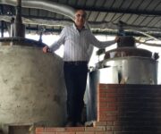 2_Giovanni_La_Fauci_e_i_suoi_alambicchi