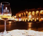 Calice-di-vino-Soave-con-Arena-di-Verona