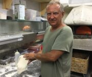 Giuseppe_Mascoli_davanti_al_forno_della_sua_pizzeria_di_Salina_alle_prese_con_un_panetto