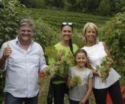 LM_VS17_Giusy_Versace_con_Ernesto_Balbinot_e_Silvana_Ceschin_titolari_Le_Manzane