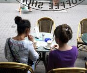 Latte_persone_tavolino_bar