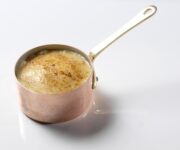 crema_bruciata_con_mirtilli_ghiacciati_amarene_e_meringhe