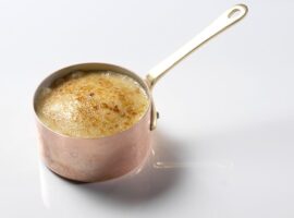 crema_bruciata_con_mirtilli_ghiacciati_amarene_e_meringhe