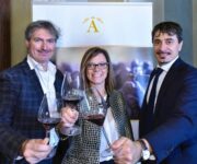 Maria_Sabrina_Tedeschi_presidente_delle_Famiglie_Storiche_con_i_vicepresidenti__A_sinistra_Alberto_Zenato_a_destra_Pierangelo_Tommasi