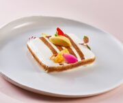 PANE_TOSTATO_AL_LATTE_MOUSSE_DI_MAIS_ANANAS_E_LIQUIRIZIA