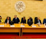 Le_mani_nel_piatto_il_tavolo_degli_operatori