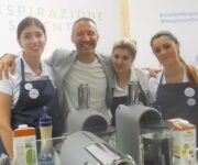 Massimiliano_Marchesi_circondato_dalle_bariste