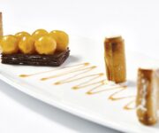 Forme_uva_moscato_confit_e_albicocca_fondente_cannoncini_di_mandorla_e_tamarillo