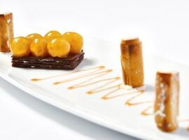 Forme_uva_moscato_confit_e_albicocca_fondente_cannoncini_di_mandorla_e_tamarillo