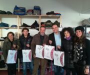 la_consegna_con_lassessore_alla_protezione_civile_Sergio_Gambino_e_le_rappresentanze_degli_sfollati_e_di_chi_ha_perso_il_lavoro