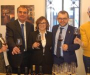 Maria_Grazia_Marinelli_tra_Carlo_Pietrasanta_e_Fabio_Rolfi_e_due_produttori