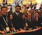 Vinitaly_China-Chengdu_al_centro_da_sx_viceconsole_Castellani_e_dg_Mantovani