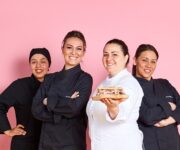 CATERINA_CERAUDO_e_le_Maestre_del_Panino_di_Panino_Giusto__con_il_panino_PETELIA_per_PANINO_GIUSTO