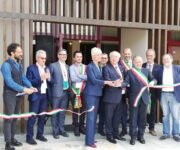 Taglio_del_nastro_con_Alfeo_Martini_al_centro