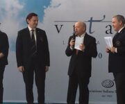 Premiazione_di_Renata_Garofalo_produttrice_Giuseppe_Baldassarre_Ais_Puglia_Michele_Pizzillo_Antonello_Maietta