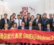 Ernesto_Abbona_e_Paolo_Castelletti_con_un_gruppo_di_operatori