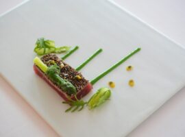 tonno_scottato_con_asparagi_verdi_e_frutto_della_passione