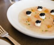 Carpaccio_di_branzino_panna_acida_limone_e_caviale